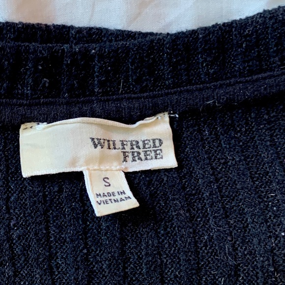 ✨3/$25✨WILFRED Fitted Basic Black Ribbed Sweater - Picture 2 of 4